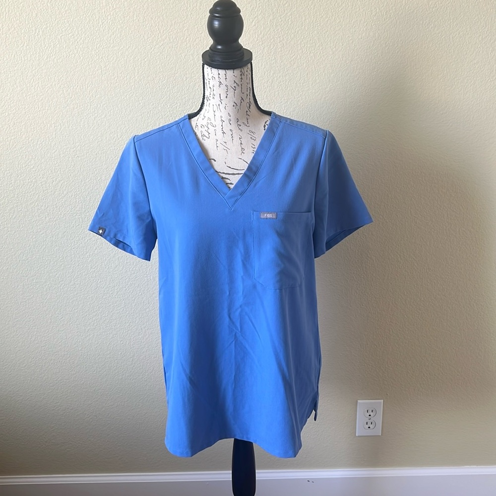 Bundle Figs light blue classic scrub top and matching scrub pants, size medium.